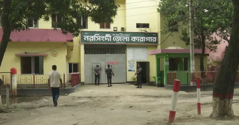 দুই বছরেও উদ্ধার হয়নি নরসিংদী কারাগারের লুট হওয়া অস্ত্র-গুলি, অধরা বহু কয়েদি